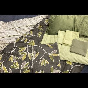 Full-size comforter with sheets gender neutral